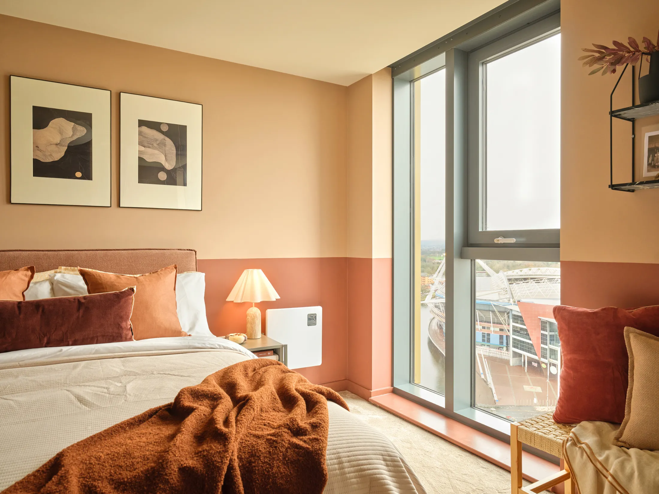 Tai Afon - 1 bedroom apartment, Bedroom with floor to cieling windows