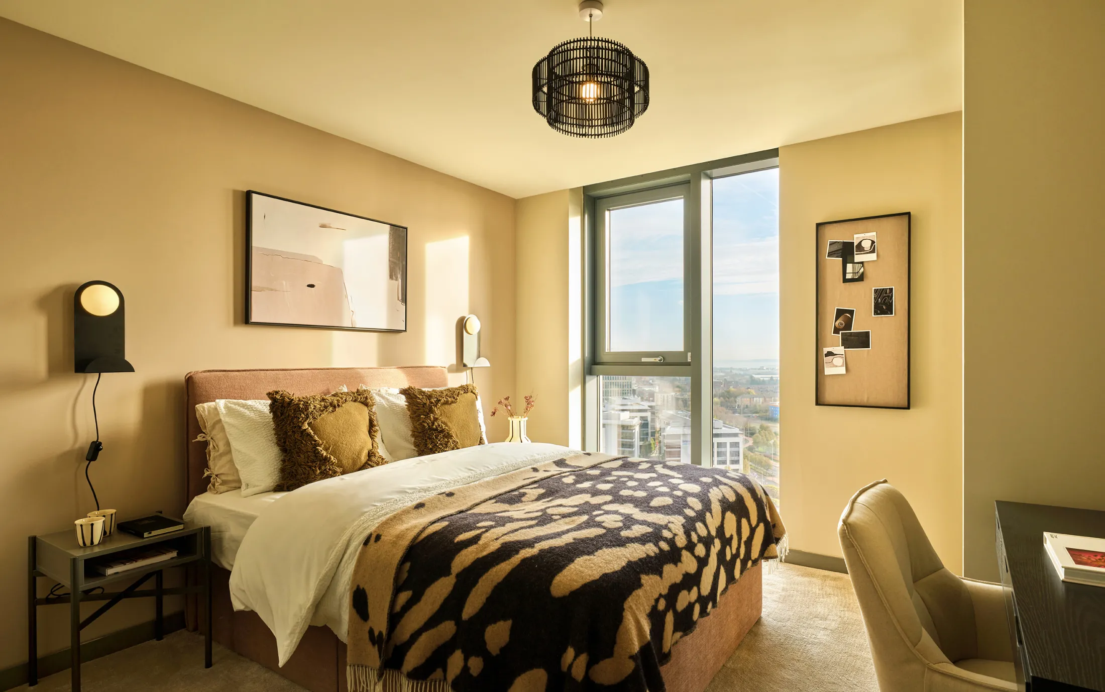 Tai Afon - 2 bedroom apartment - Large bedroom with built in storage