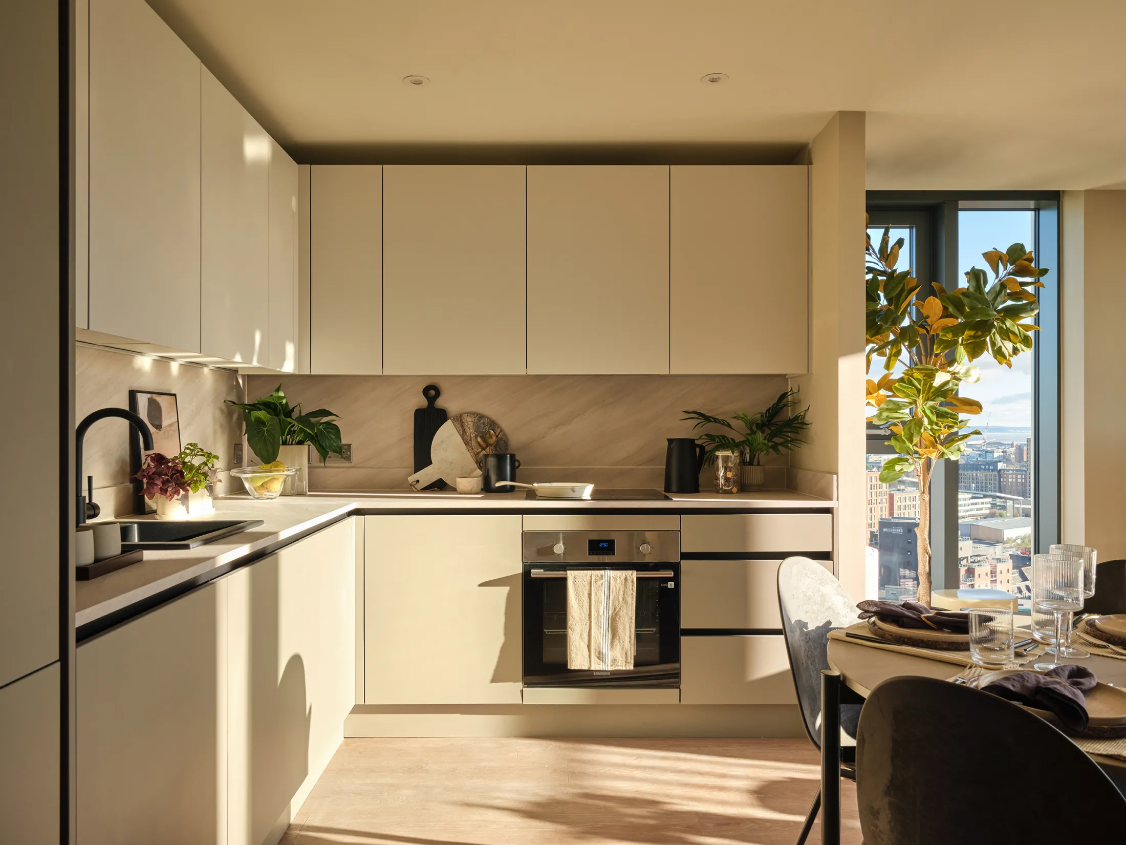 Tai Afon - 2 bedroom apartment - Large, bright kitchen