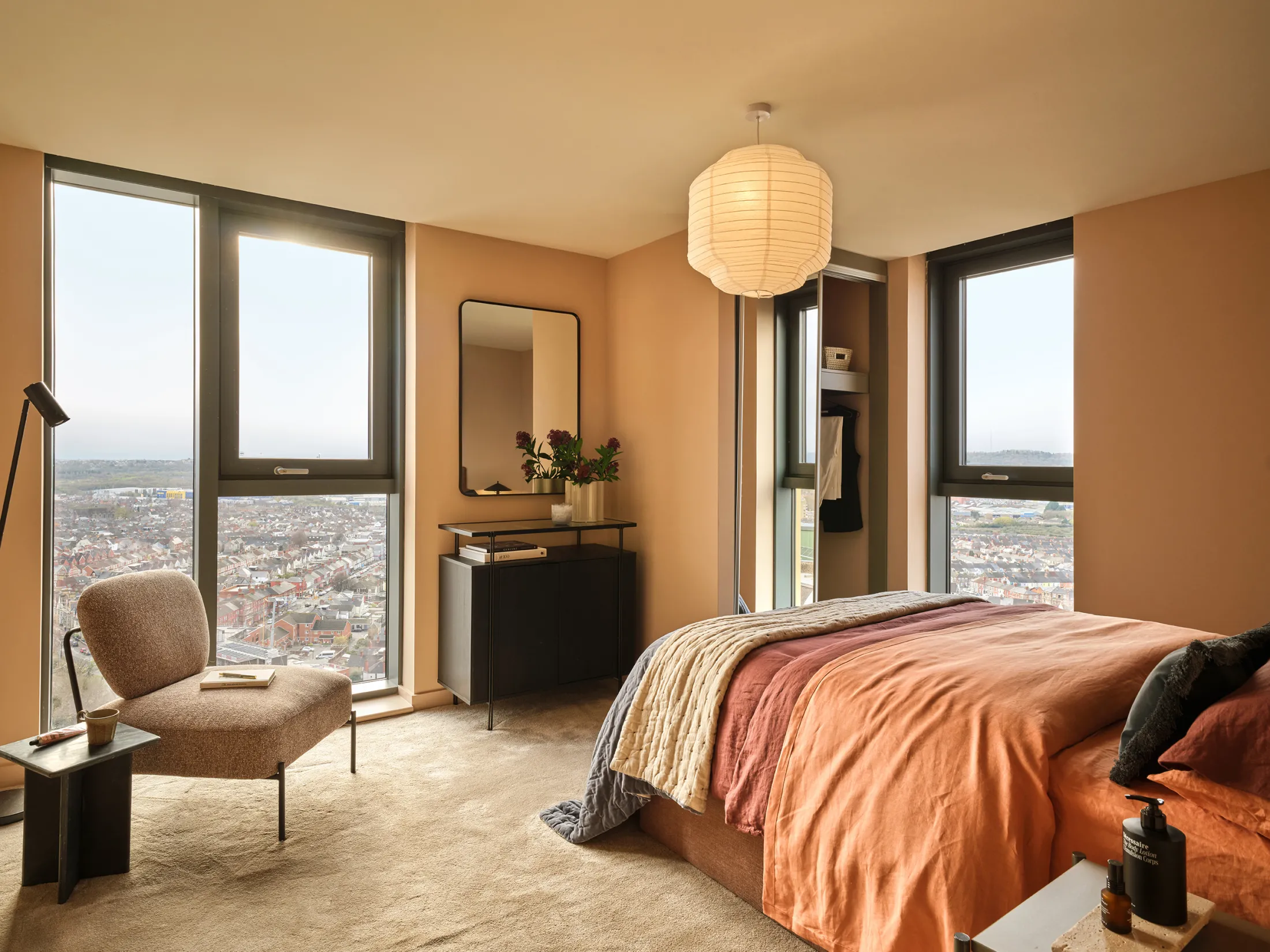 Tai Afon - 3 bedroom apartments - Bedroom with views across Cardiff